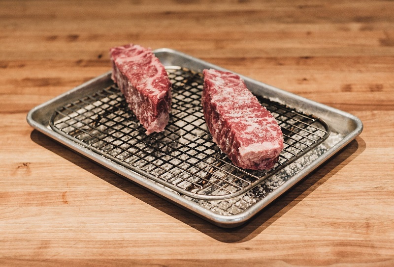wagyu beef on grilling tray